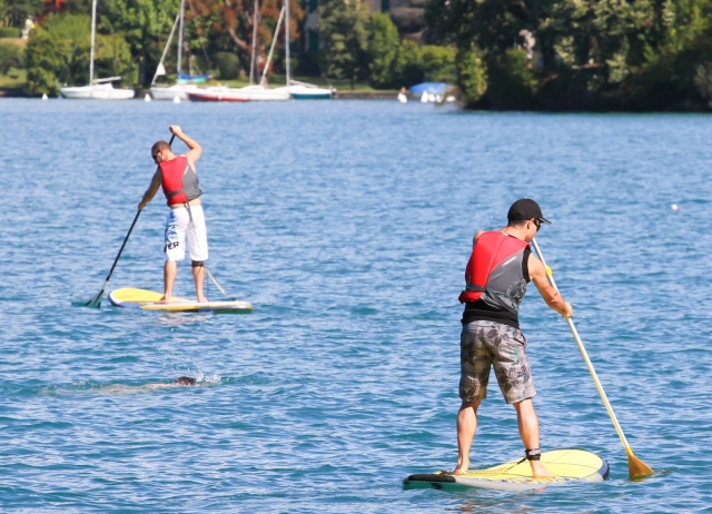  Deux garçons sur une planche de sup 